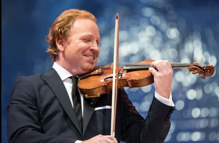 International bekannter Violinist Porträt eines international bekannten Violinisten bei einem Konzertauftritt